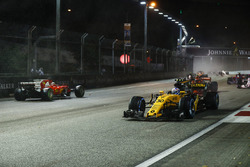 Jolyon Palmer, Renault Sport F1 Team RS17 ve kazalı Sebastian Vettel, Ferrari SF70H