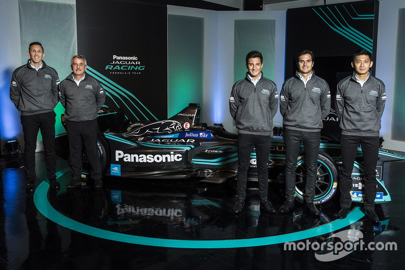 James Barclay, director de Jaguar Racing; Gerd Mäuser, presidente de Panasonic Jaguar Racing; Mitch Evans, Nelson Piquet Jr, Ho-Pin Tung, pilotos