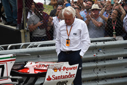 Charlie Whiting, Delegato FIA guarda l'ala posteriore della Ferrari SF70H nel parco chiuso