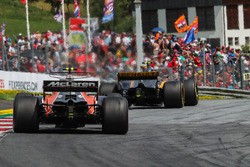 Stoffel Vandoorne, McLaren MCL32, Jolyon Palmer, Renault Sport F1 Team RS17