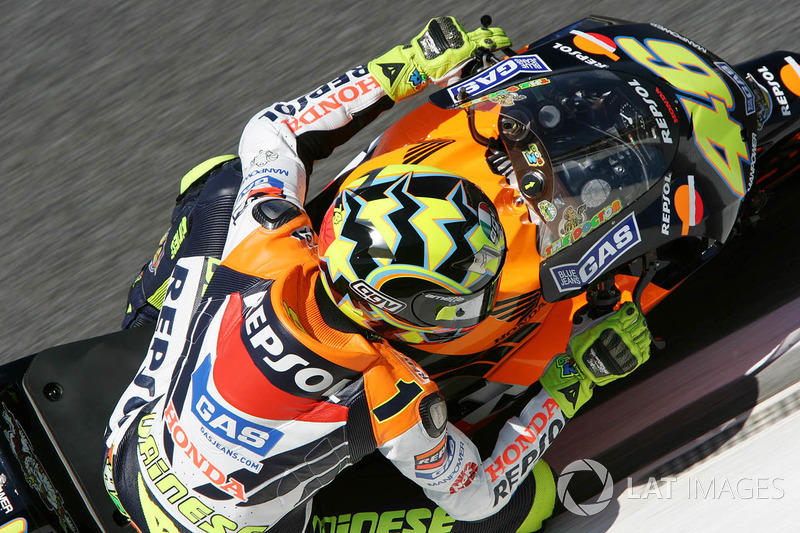 <img src="http://cdn-1.motorsport.com/static/custom/car-thumbs/MOTOGP_2017/RIDERS_NUMBERS/Rossi.png" width="55" /> #29 GP del Portogallo 2003