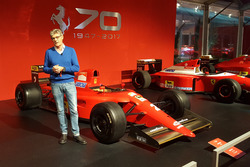 Guido Schittone accanto a una monoposto Ferrari