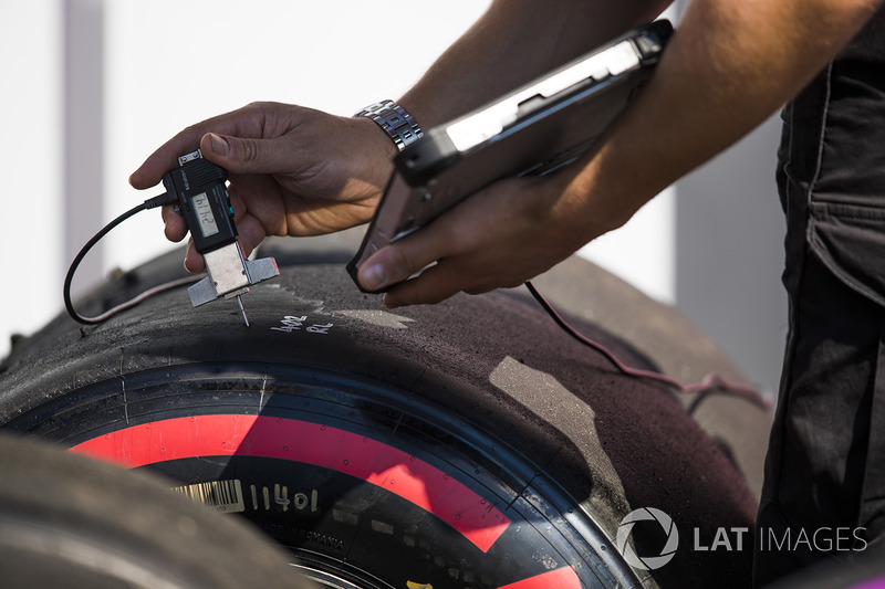 Ingenieros de Pirelli registran algunos datos del neumático