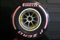 Рожеві шини Pirelli