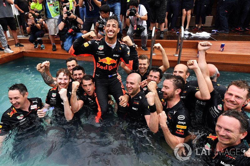 A Red Bull fergeteges monacói medencés partija
