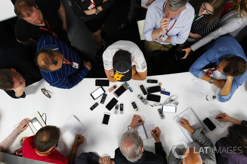 Fernando Alonso, McLaren, con los medios