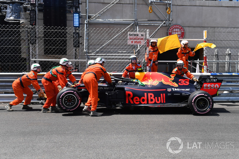 La monoposto di Max Verstappen, Red Bull Racing RB14, viene portata via dopo l'incidente