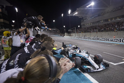 Bandera a cuadros para Valtteri Bottas, Mercedes AMG F1 W08