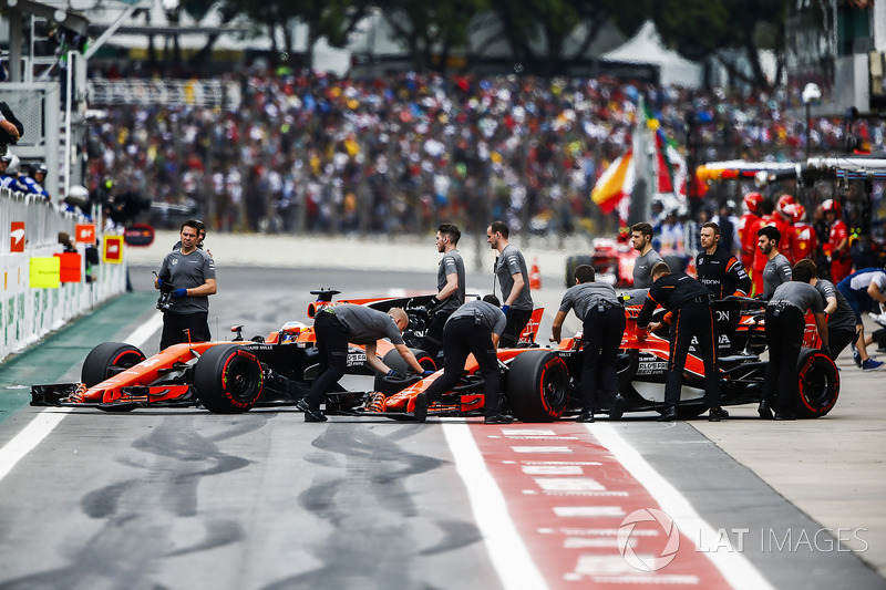 Stoffel Vandoorne, McLaren MCL32, Fernando Alonso, McLaren MCL32, fuera del garaje de McLaren durante la clasificación