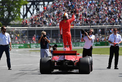 Il poleman Sebastian Vettel, Ferrari SF71H festeggia nel parco chiuso