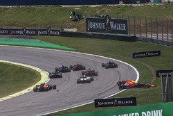 Daniel Ricciardo, Red Bull Racing RB13 ve Stoffel Vandoorne, McLaren MCL32 startta kaza yapıyor