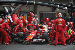 Kimi Raikkonen, Ferrari SF70H makes a pitstop