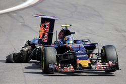 Carlos Sainz Jr., Scuderia Toro Rosso STR11 met een beschadigde band en achtervleugel
