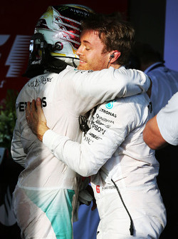 Sieger Nico Rosberg, Mercedes AMG F1, im Parc Ferme mit Teamkollegen Lewis Hamilton, Mercedes AMG F1