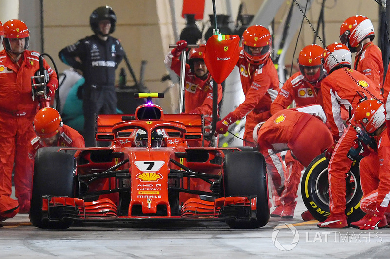 Kimi Raikkonen, Ferrari SF71H menabrak Fransesco Cigarini, mekanik Ferrari, saat pit stop