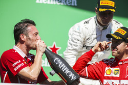 Podyum: Giuseppe Vietina, Yarış Operasyonları Şefi, Ferrari ve yarış galibi Sebastian Vettel, Ferrar
