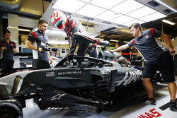 Antonio Giovinazzi, Haas F1 Team VF-17, met halo