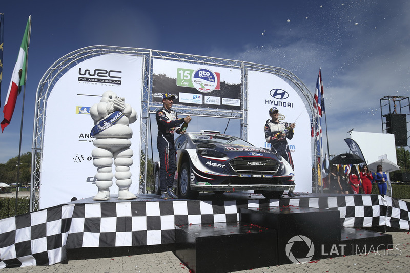 Podio: i vincitori Sébastien Ogier, Julien Ingrassia, M-Sport Ford WRT Ford Fiesta WRC