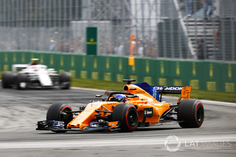 Fernando Alonso, McLaren MCL33, precede Charles Leclerc, Sauber C37