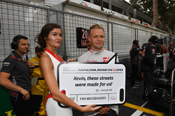 Kevin Magnussen, Haas F1 in griglia con una grid girl