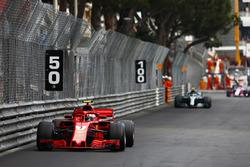 Kimi Raikkonen, Ferrari SF71H, delante de Valtteri Bottas, Mercedes AMG F1 W09