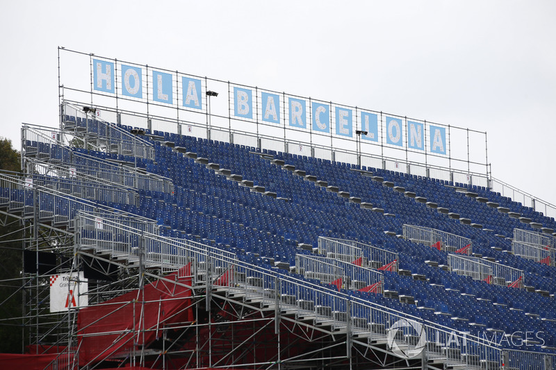 Letrero de Hola Barcelona en la cima de una tribuna