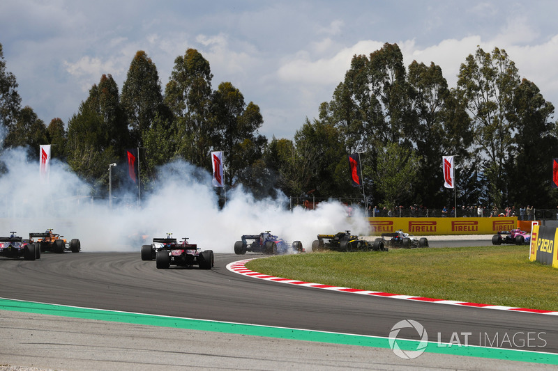 Авария: Ромен Грожан, Haas F1 Team VF-18, Нико Хюлькенберг, Renault Sport F1 Team RS18, и Пьер Гасли, Toro Rosso STR13