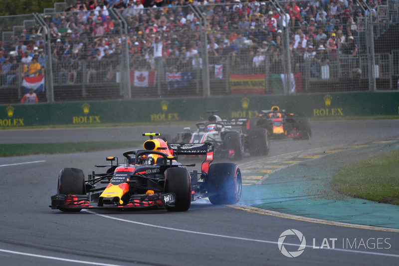 Max Verstappen, Red Bull Racing RB14 spin atıyor