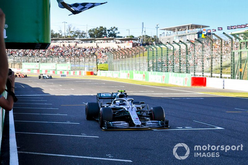 Le vainqueur Valtteri Bottas, Mercedes AMG W10 passe sous le drapeau à damier