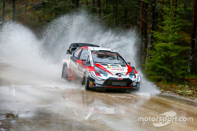 Pereli Toyota Gazoo Racing, Elfyn Evans, bersama navigatornya, Scott Martin, beraksi dengan mobil Yaris WRC.