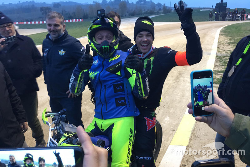 Rossi y Morbidelli tras lograr la victoria