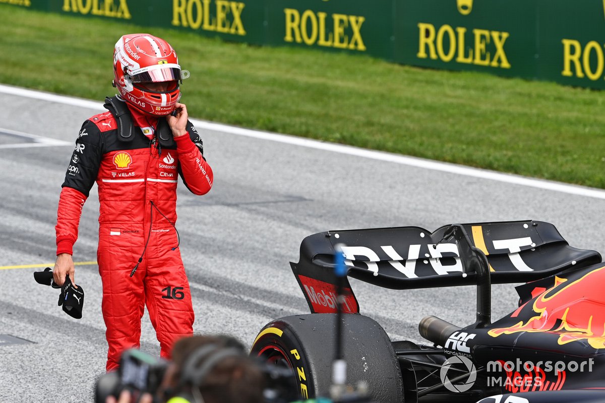 Charles Leclerc, segundo tras la Carrera Sprint del sábado comprueba los neumáticos de Red Bull