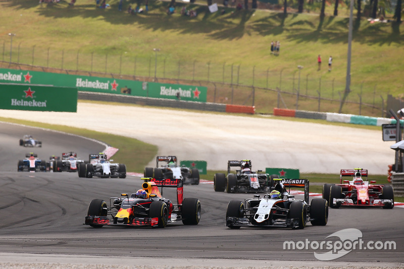 Max Verstappen, Red Bull Racing RB12 e Sergio Perez, Sahara Force India F1 VJM09 lottano per la posizione
