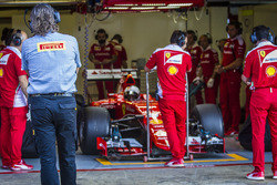 Sebastian Vettel test de Pirelli-banden voor 2017 met de Ferrari SF15-T