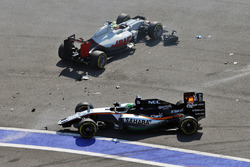 Esteban Gutierrez, Haas F1 Team VF-16, und Nico Hülkenberg, Sahara Force India F1 VJM09, crashen in