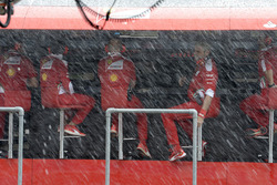 Ferrari pitmuur in de regen