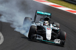 Lewis Hamilton, Mercedes AMG F1 W07 Hybrid blokkeert de banden bij het remmen
