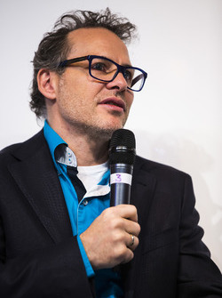 Jacques Villeneuve wordt geïnterviewd op het podium van Autosport