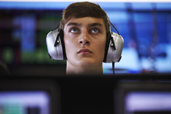 GP3 pilotu George Russell Mercedes garajında