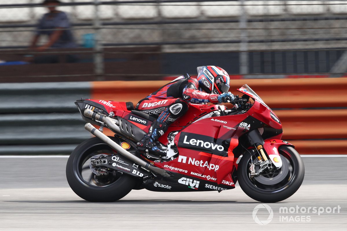 Test rider Michele Pirro, Ducati Team, terlihat menguji motor pada Shakedown Test MotoGP di Sepang, Malaysia, 31 Januari sampai 2 Februari lalu. Ducati sepertinya serius dengan opsi memakai knalpot panjang yang diyakini mampu menghasilkan tenaga lebih besar. Sejak tes Jerez (foto utama), Francesco Bagnaia sudah mengujinya.