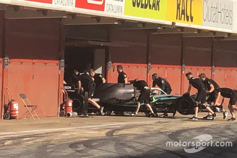 Test Pirelli a Barcellona con Esteban Ocon sulla Mercedes W10
