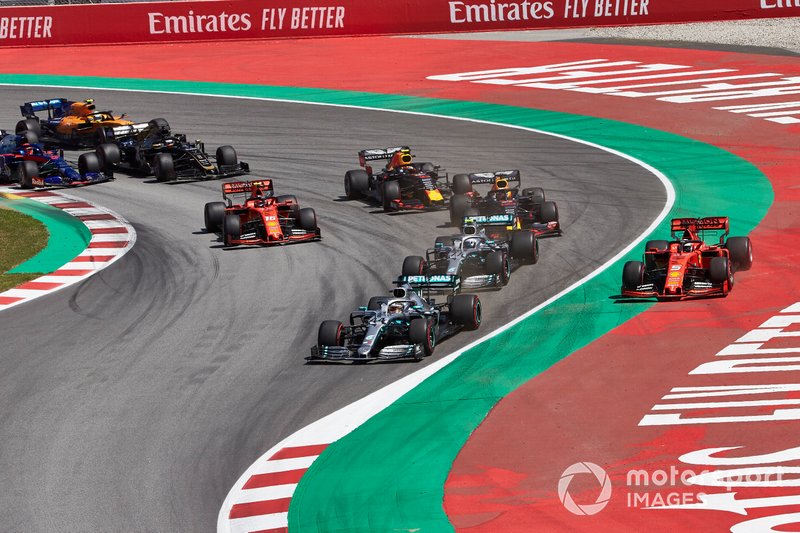 Lewis Hamilton, Mercedes AMG F1 W10, Valtteri Bottas, Mercedes AMG W10, Sebastian Vettel, Ferrari SF90,Max Verstappen, Red Bull Racing RB15, Charles Leclerc, Ferrari SF90, y el resto en la primera curva