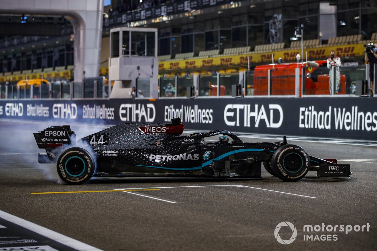 Le troisième Lewis Hamilton, Mercedes F1 W11, fait des donuts sur la ligne droite des stands célébrant son 7e titre mondial