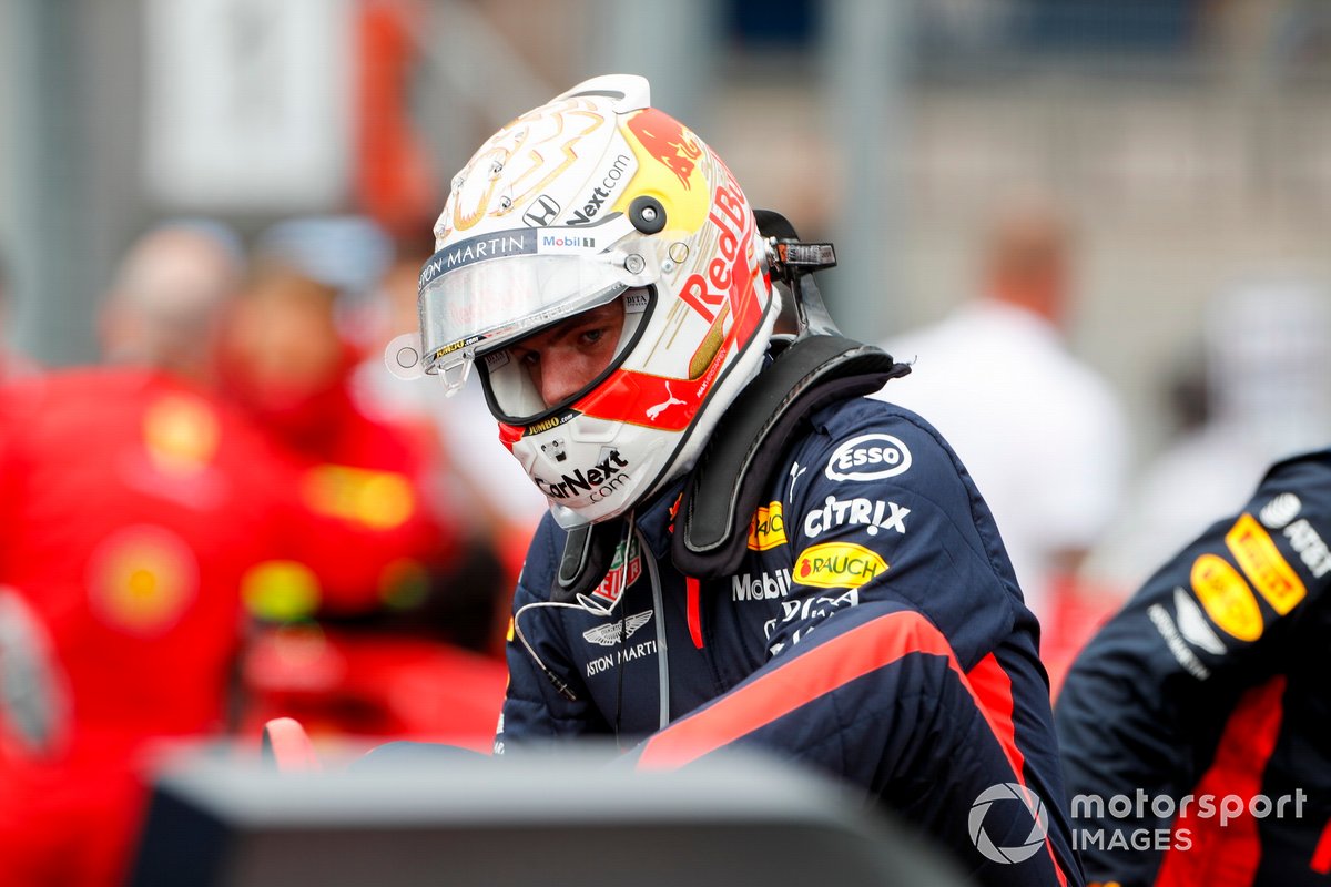 Max Verstappen, Red Bull Racing, sale de su monoplaza tras el accidente