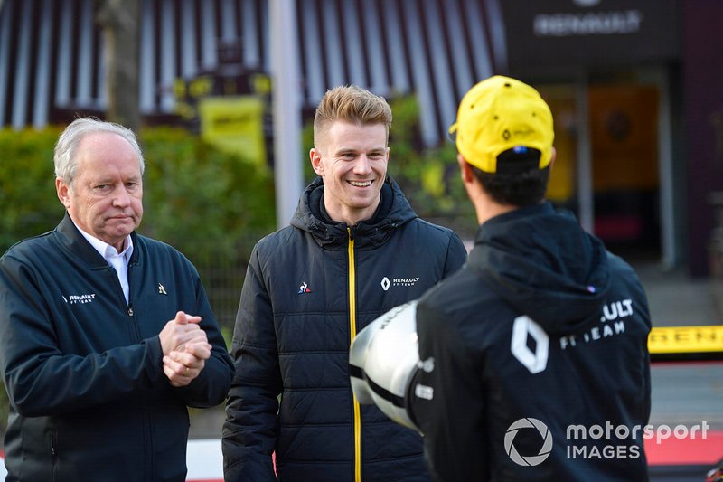 Jerome Stoll, Daniel Ricciardo, Renault F1 Team, et Nico Hulkenberg, Renault F1 Team, regardent leurs casques