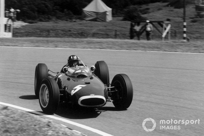 Graham Hill, BRM P57, melakukan powerslide