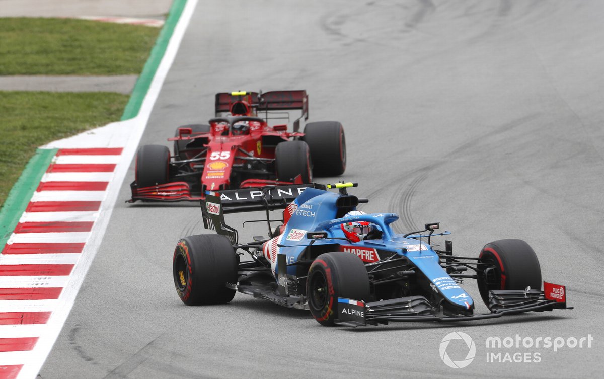Esteban Ocon, Alpine A521, Carlos Sainz Jr., Ferrari SF21