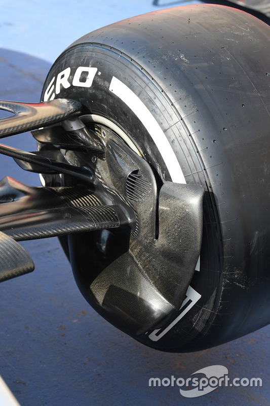 Mercedes AMG F1 W08, detalle del conducto del freno delantero