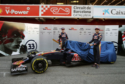 Max Verstappen, Scuderia Toro Rosso, und Carlos Sainz Jr., Scuderia Toro Rosso, enthüllen das Farbdesign des Scuderia Toro Rosso STR11