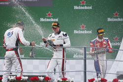 Podium: Nyck de Vries, ART Grand Prix; Alexander Albon, ART Grand Prix en Antonio Fuoco, Trident
